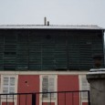 Imaginez vous en train de vous promener dans une petite ville de banlieue. Soudain, une drôle de construction apparaît, une sorte d’excroissance en bois posée sur un bâtiment plus classique.