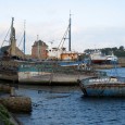 Cet endroit, c’est un musée. Pas un musée avec vitrines et panneaux explicatifs, mais un musée de fait. Le musée du chalutier Mauritanien, des navires de pêche à la langouste. […]